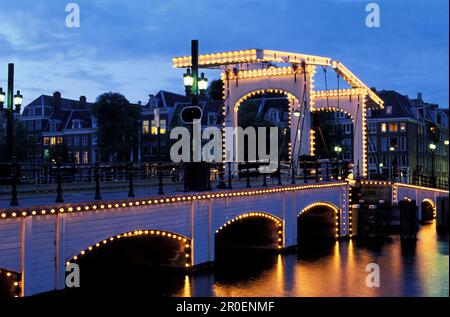 Magere Brug, Ponte Magere la sera, ponte levatoio, fiume Amstel, Amsterdam, Paesi Bassi Foto Stock