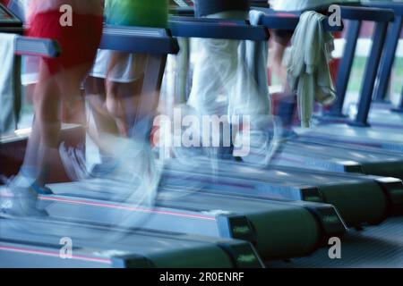 Persone su tapis roulant in una palestra Foto Stock