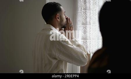 Sofferenza silenziosa  il ragazzo sopporta la beffa di girlfriend s mentre gestisce in backgrounf in discussione di Home tesa. Coppia lotta in crisi Foto Stock