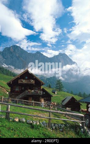Rifugio alpino con paesaggio montano, montagne Dachstein, Salzburger Land, Austria, Europa Foto Stock