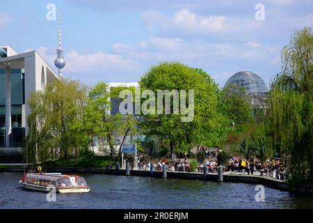 Tourboat sul fiume Sprea di fronte alla cancelleria federale, berlino, germania Foto Stock