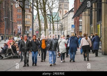 Passers-by, Moenckebergstrasse, centro città, Amburgo, Germania Foto Stock