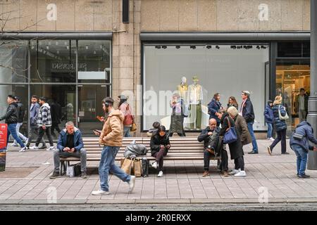 Passers-by, Moenckebergstrasse, centro città, Amburgo, Germania Foto Stock