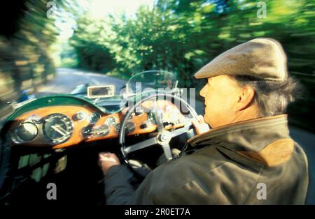 Uomo alla guida di un Aston Martin, Jersey, Isole del canale, Gran Bretagna Foto Stock