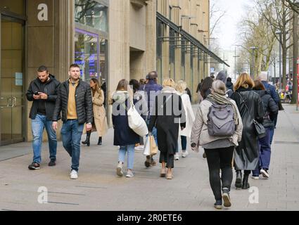 Passers-by, Moenckebergstrasse, centro città, Amburgo, Germania Foto Stock