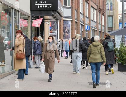 Passers-by, Moenckebergstrasse, centro città, Amburgo, Germania Foto Stock