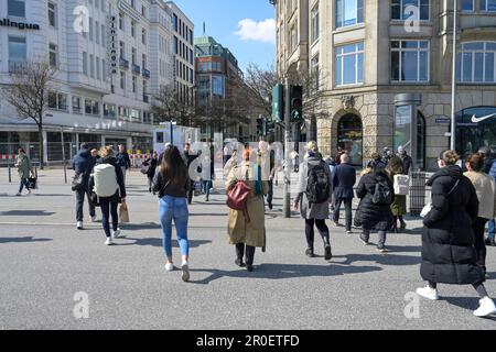 Passers-by, Moenckebergstrasse, centro città, Amburgo, Germania Foto Stock