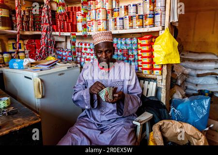 Cambiatore di moneta locale nel mercato di Dalaba, Futa Djallon, Guinea Conakry Foto Stock