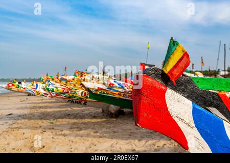 Colorate barche da pesca, Cap Skirring, Casamance, Senegal Foto Stock