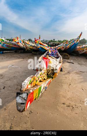 Colorate barche da pesca, Cap Skirring, Casamance, Senegal Foto Stock