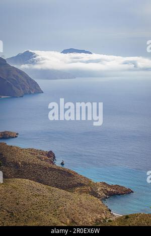 Vista sul Mar Mediterraneo, Cala Salitrona e sulla costa di Cartagena. Murcia. Spagna. Foto Stock
