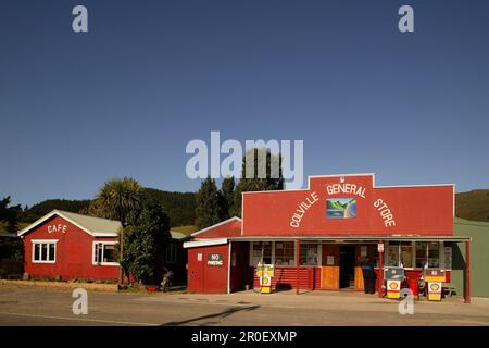 Vista del Colville General Store sotto il cielo blu, Colville, Penisola di Coromandel, Costa di Pohutukawa, Isola del Nord, Nuova Zelanda, Oceania Foto Stock