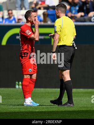 Mario Goetze Eintracht Frankfurt SGE (27) in conversazione discussione con l'arbitro Referee HARM Osmers, gesto, gesto, PreZero Arena, Sinsheim Foto Stock