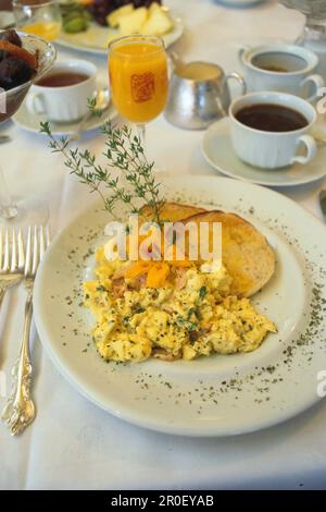 Colazione di lusso, Pace e abbondanza, Ueppie Luxus Fruehstueck, cibo, Nuova Zelanda, Colazione con uova strapazzate, Peace and Plenty Inn, Nuova Zelanda Foto Stock