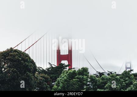 L'iconico Golden Gate Bridge di San Francisco, California, parzialmente oscurato da cieli nuvolosi. Foto Stock