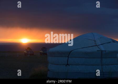 Sunrise over yurt camp, Oemnoe-Gobi, Mongolia Foto Stock