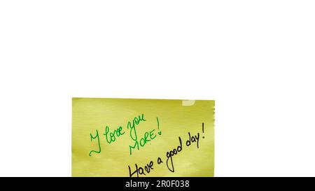 Ti amo più handwriting testo primo piano isolato su carta gialla con spazio di copia. Foto Stock