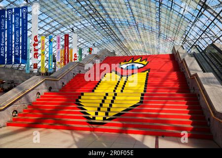 Logo della Fiera del Libro su una scala nella sala di vetro della Fiera di Lipsia, Neue Messe, Lipsia, Sassonia, Germania Foto Stock