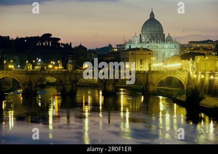 Petersdom mit Tevere, Vatikan, Rom Italien Foto Stock