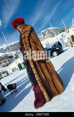 Jet Set, donna che indossa un cappotto di pelliccia, St. Moritz, Grigioni, Svizzera, Europa Foto Stock