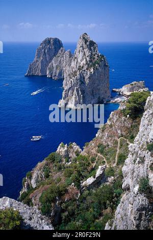 Vista sull'oceano e sulle rocce dei Faraglioni alla luce del sole, Capri, Italia, Europa Foto Stock