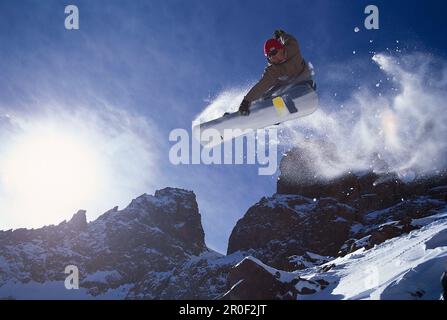 Maschio Snowboarder in aria Foto Stock