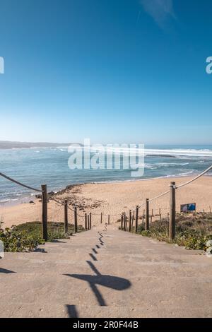 Scalinata in legno che conduce a Praia do Farol vicino a Vila Nova de Milfontes nella regione di Odemira, Portogallo occidentale. Girovagando lungo il Sentiero dei pescatori, Rota Foto Stock