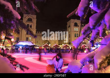 Inverno attrazione, pista di pattinaggio a Karlsplatz, Stachus, Monaco di Baviera, Germania Foto Stock