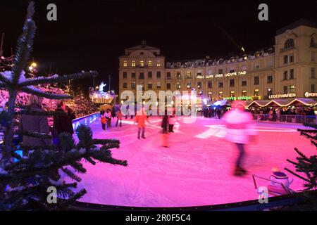 Inverno attrazione, pista di pattinaggio a Karlsplatz, Stachus, Monaco di Baviera, Germania Foto Stock