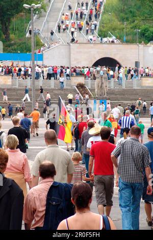 Persone che camminano per lo stadio centrale, Lipsia, Sassonia, Germania, Coppa del mondo 2006 Foto Stock