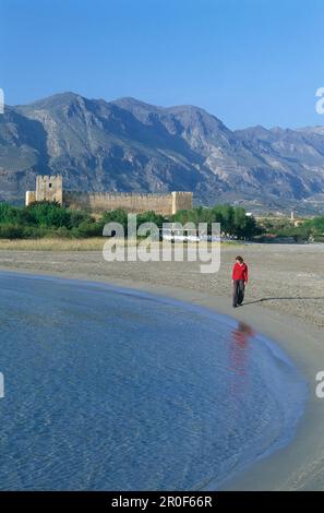 Donna che cammina sulla spiaggia, Castello, Frangokastello, Creta, Grecia Foto Stock