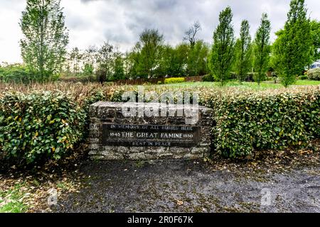 Un memoriale sul sito del cimitero della carestia a Irevinestown, Co Fermanagh.Over 1 milioni di persone sono morte durante il fallimento delle colture di patate del 1845-1851. Foto Stock