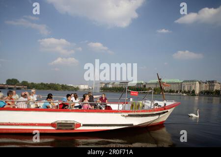 Turisti che si godono un viaggio a Inner Alster, Binnenalster, vicino a Jungfernstieg, Amburgo, Germania Foto Stock