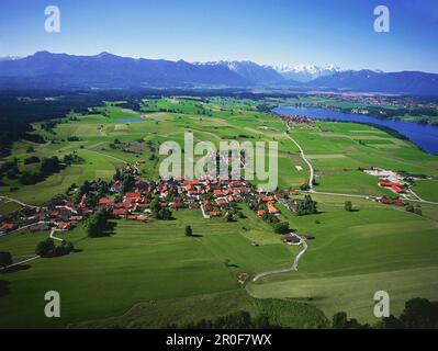 Vista da Aidlinger Hoehe a Staffelsee e Zugspitze, alpi tedesche, vista aerea Foto Stock