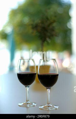 Due bicchieri di vino in un bar, Leoni, Lago di Starnberg, Baviera, Germania Foto Stock