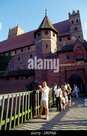 Castello a Malbork, Polonia, turisti nel Castello dei Cavalieri Teutonici a Malbork (13th - 14th secoli), Polonia Foto Stock