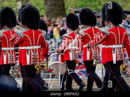 Westminster, Londra, Regno Unito. 6th maggio 2023. Nonostante i focolai di forti piogge, migliaia di persone si sono radunate a Londra per celebrare l'incoronazione del re Carlo III A. Foto Stock