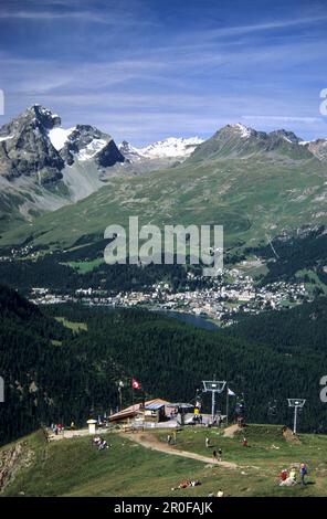 Stazione superiore di una seggiovia per Alp LANguard con vista su St. Moritz e Piz Julier, alta Engadina, Grigioni, Svizzera Foto Stock