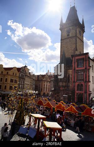 Mercato di Pasqua presso la Piazza della Città Vecchia, il Vecchio Municipio, Staromestske Namesti, stare Mesto, Praga, Repubblica Ceca Foto Stock