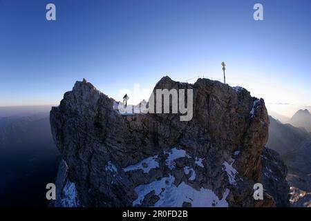 Uomo alla cima dello Zugspitze al mattino, Baviera, Germania Foto Stock