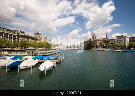 Vista sul fiume Limmat a Muenster Bridge, Chiesa di acqua con Helmhaus e Grossmuenster, Zurigo, Canton Zurigo, Svizzera Foto Stock