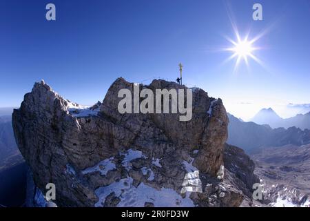 Uomo sulla cima dello Zugspitze al mattino, Baviera, Germania Foto Stock