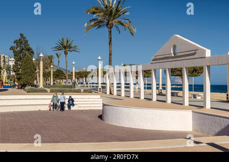 Piazza con architettura ad arco, scale e colonne tra il lungomare di Playa de la Roda e Calle San Pedro nella città di Altea, Alicante, Spagna. Foto Stock