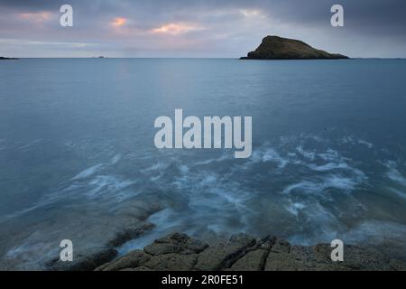 Mare calmo al tramonto, Duntulm, Isola di Skye, Scozia, Regno Unito. Foto Stock