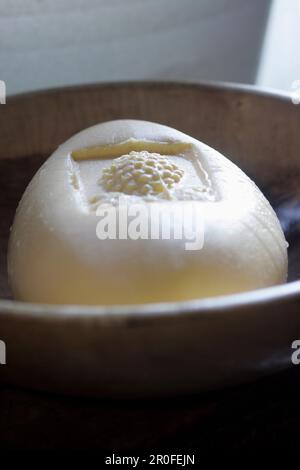 Burro fresco in ciotola di legno, primo piano Foto Stock
