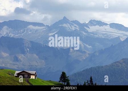 Casa di tronchi in panorama, Großglockner, Nationalpark Hohe Tauern, Salzburger Land, Austria Foto Stock