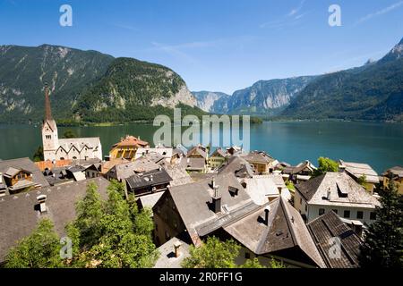 Vista su Hallstatt con la chiesa protestante e il lago Hallstatt, Salzkammergut, alta Austria, Austria Foto Stock