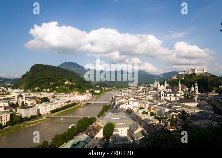 Vista panoramica su Salisburgo con Salzach, la fortezza di Hohensalzburg, la più grande fortezza completamente conservata dell'Europa centrale, la cattedrale di Salisburgo e il francescano Foto Stock
