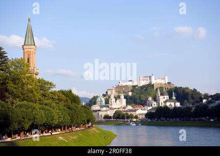 Vista lungo Salzach fino alla fortezza di Hohensalzburg, la più grande fortezza completamente conservata dell'Europa centrale, con la Cattedrale di Salisburgo e la Chiesa Collegiata, Buil Foto Stock