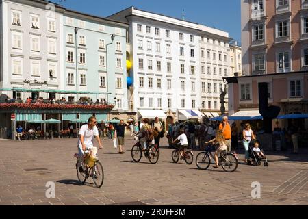 Vista sul vecchio mercato al Cafe Tomaselli, il più antico caffè originale di Vienna dell'Austria, fondato nel 1705, Salisburgo, Salisburgo, Austria, Dal 1996 storico cen Foto Stock